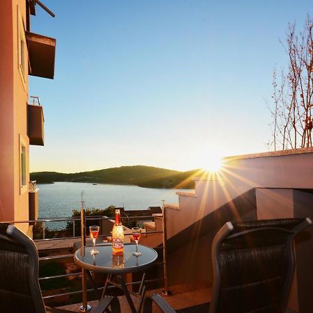 Villa Mirta Tisno Eksteriør billede