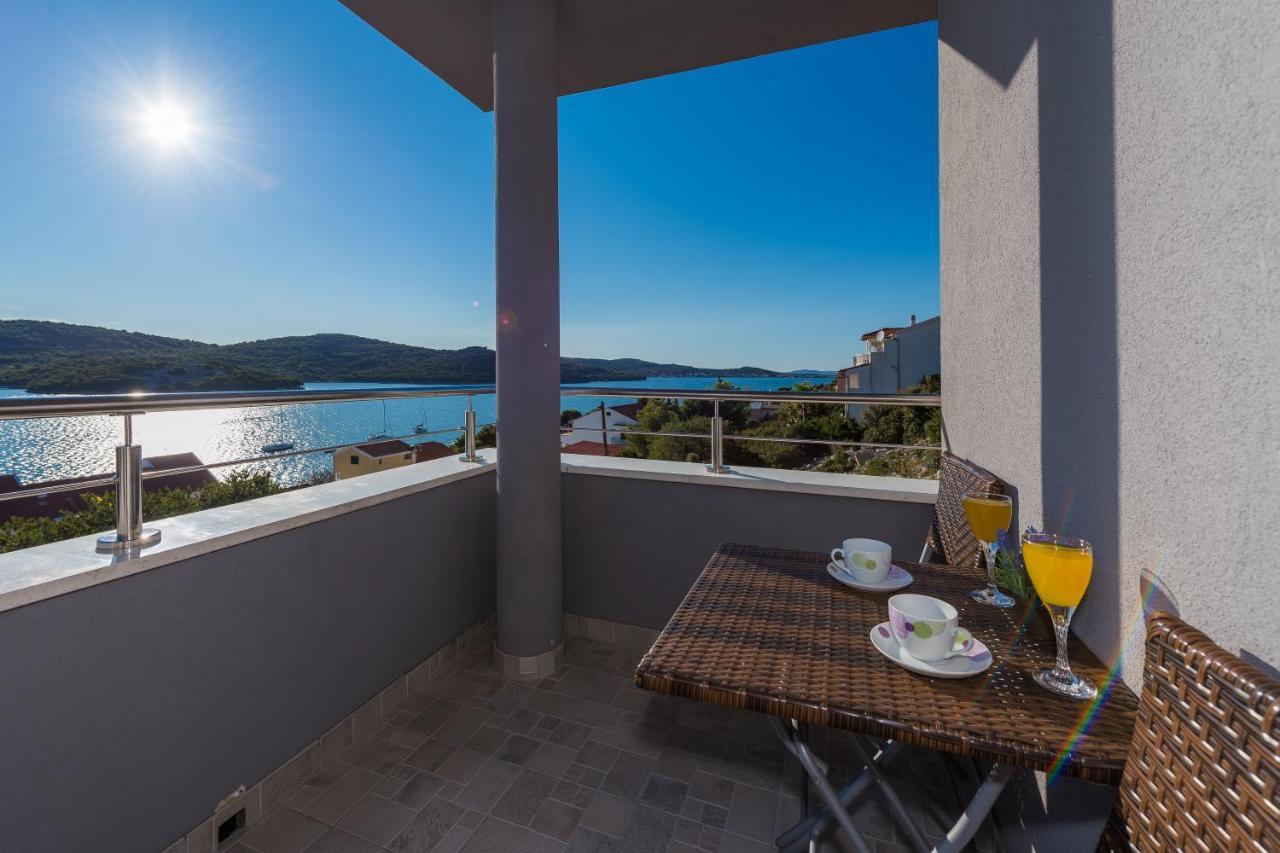 Villa Mirta Tisno Eksteriør billede